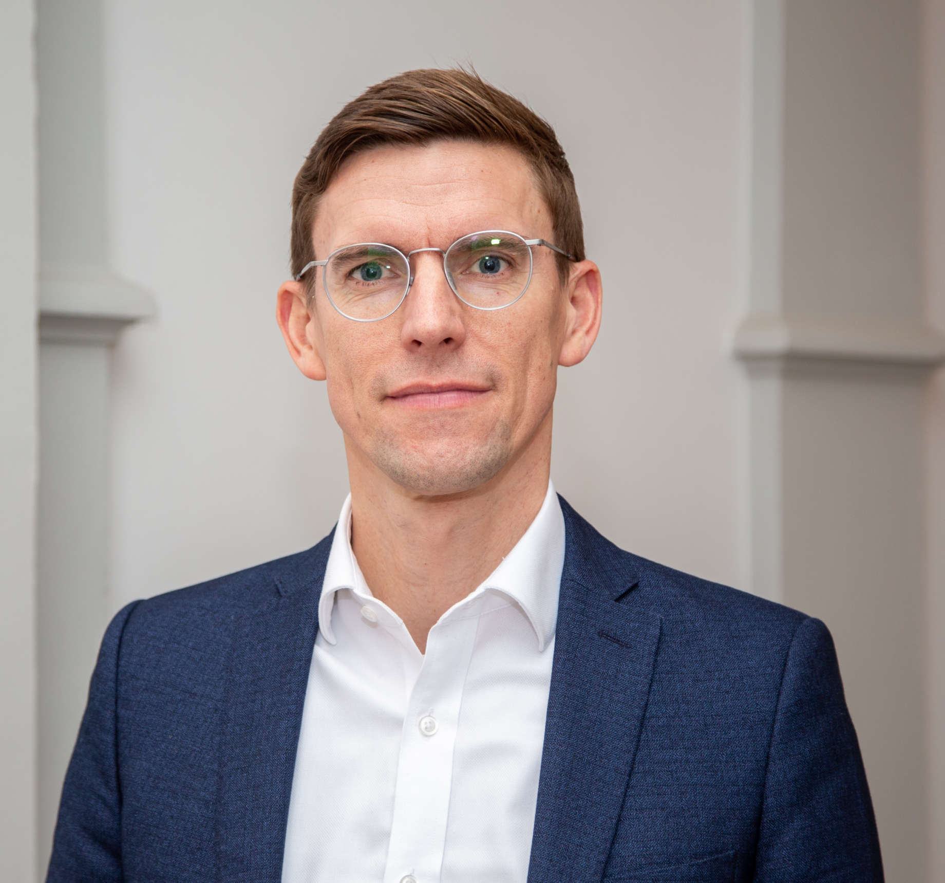 Dr. Henning Schuster